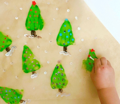 Mit dem Wattstäbchen Punkte -Kugeln-auf den Tannenbaum stempeln