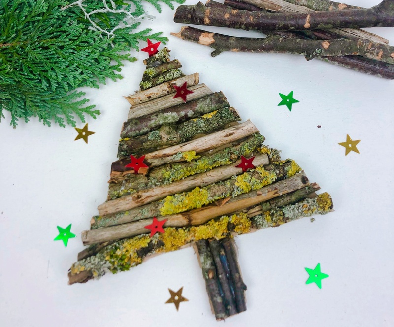 Nun den Tannenbaum nach Lust und Laune dekorieren. Wir haben Sterne genommen